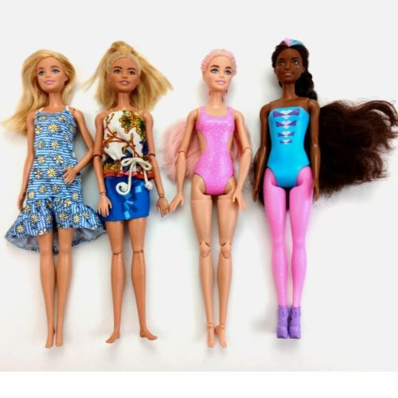 Mattel Lot of 4 Barbie Dolls Mixed Styles/Outfits Pre-Owned Excellent Condition - Picture 2 of 13